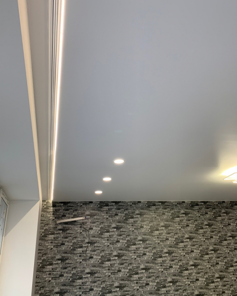 Пример натяжных потолков со скрытой нишей под карниз