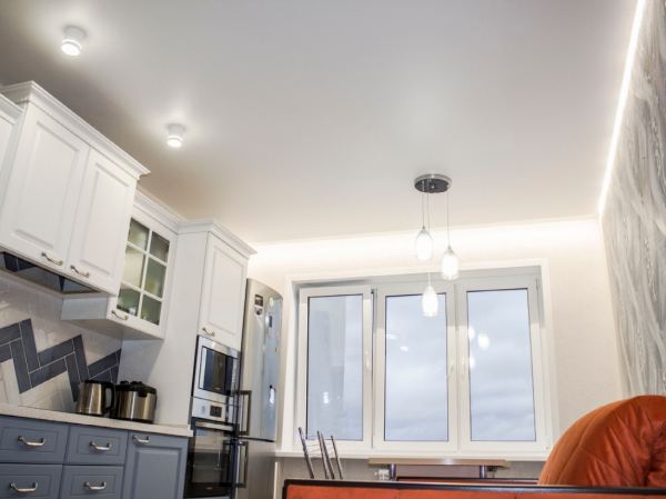 Фото матового натяжного потолка на кухню