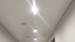 Натяжной потолок с накладными светильниками 