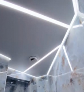 Потолок со световыми линиями в санузле