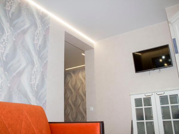 Пример матового натяжного потолка в гостиную