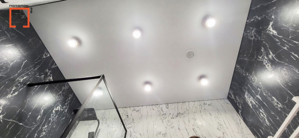 Пример потолка для ванной 4 м²