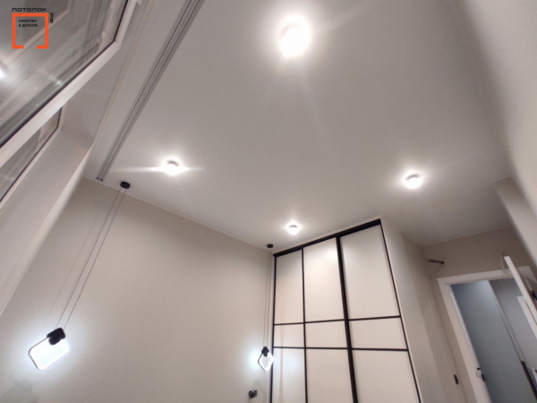 Стоимость двухуровневого потолка в спальне 12 м²