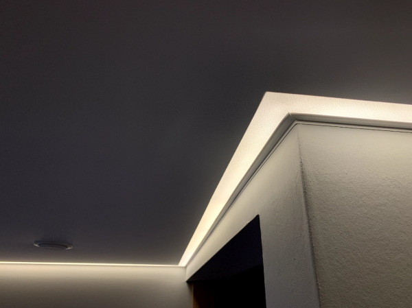 Фото натяжного потолка с подсветкой в прихожую