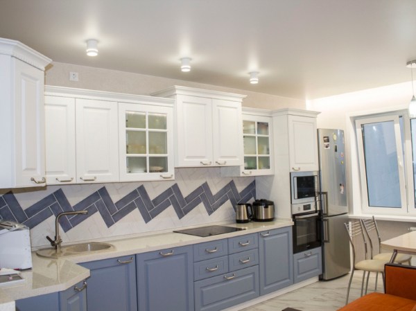 Фото натяжного потолка на кухню