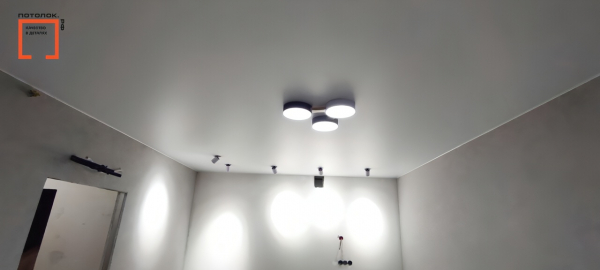 Стоимость двухуровневого потолка в спальне 12 м²