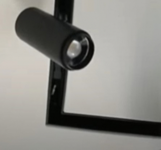 Установили потолок с встроенным шинопроводом и трековыми светильниками