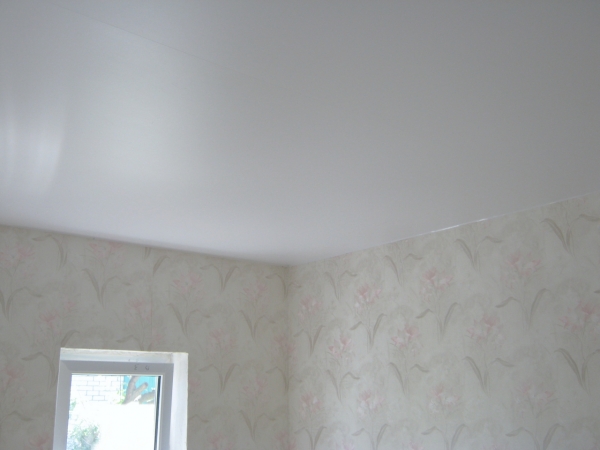 Белый матовый потолок в стиле LOFT