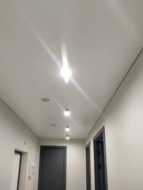 Натяжной потолок с накладными светильниками 